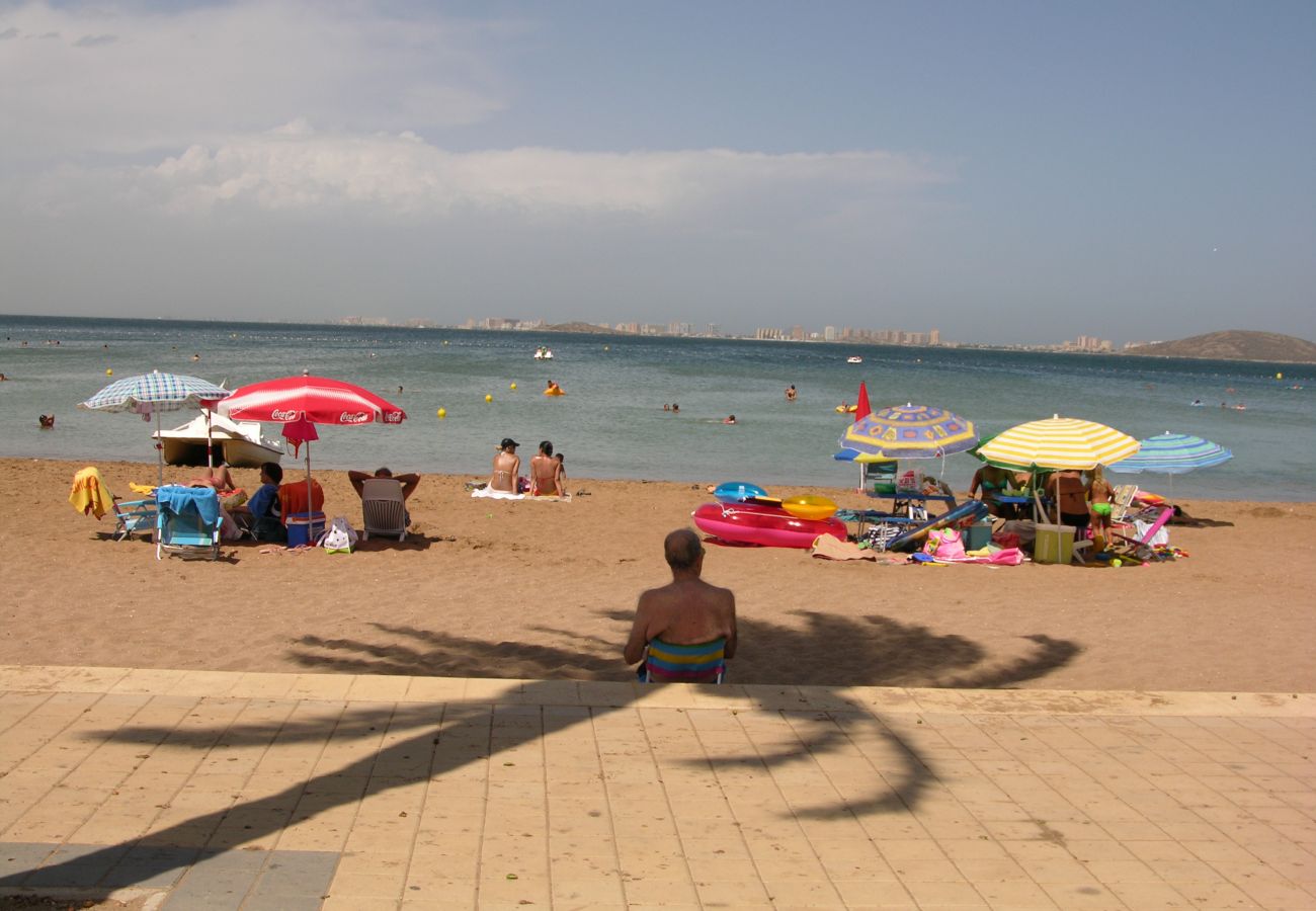 Playa de arena en la costa del Mar Menor en Mar de Cristal