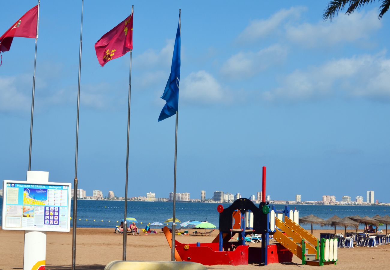 Columpios infantiles en la playa de Mar de Cristal