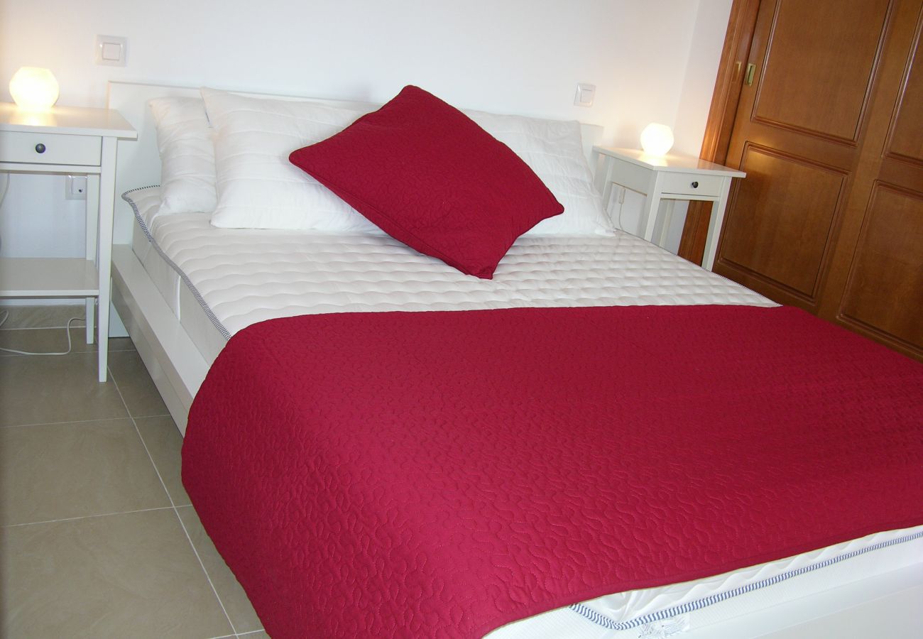 Dormitorio con cama doble y amueblado - Resort Choice