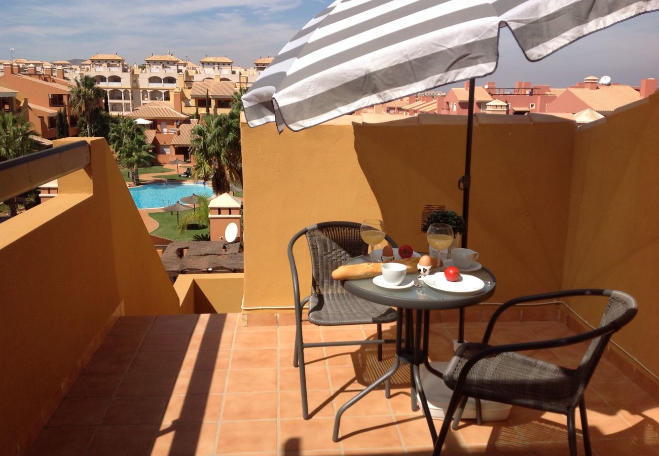 Terraza en la azotea con mesa y sillas - Resort Choice