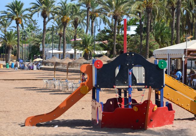 Parque infantil para disfrutar en la playa de Mar de Cristal - Resort Choice