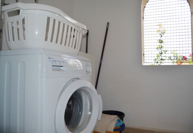 Lavadero bien equipado con lavadora - Resort Choice