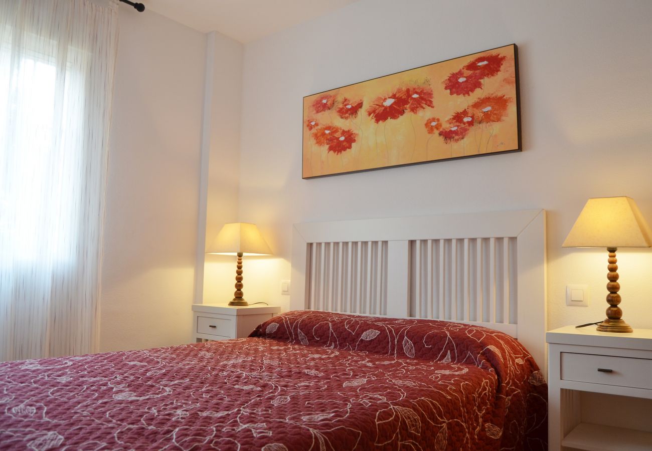Dormitorio con cama doble con bonito interior - Resort Choice