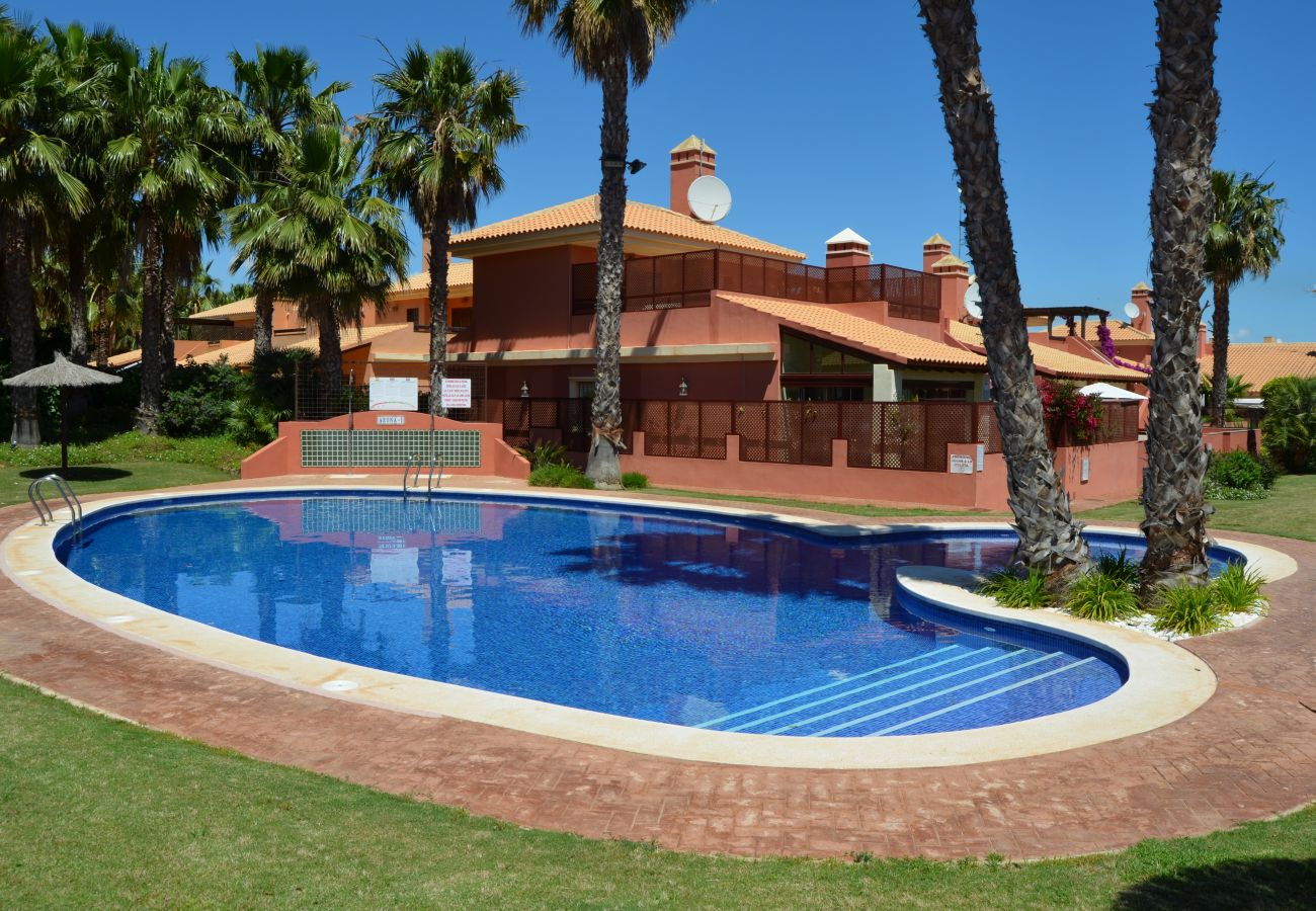 Precioso bungalow con gran piscina comunitaria