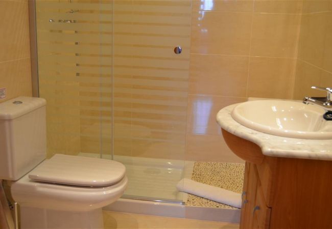 Gran baño con sanitarios modernos - Resort Choice