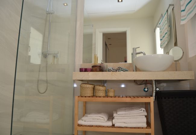 Apartamento en Santiago de la Ribera con bonito baño