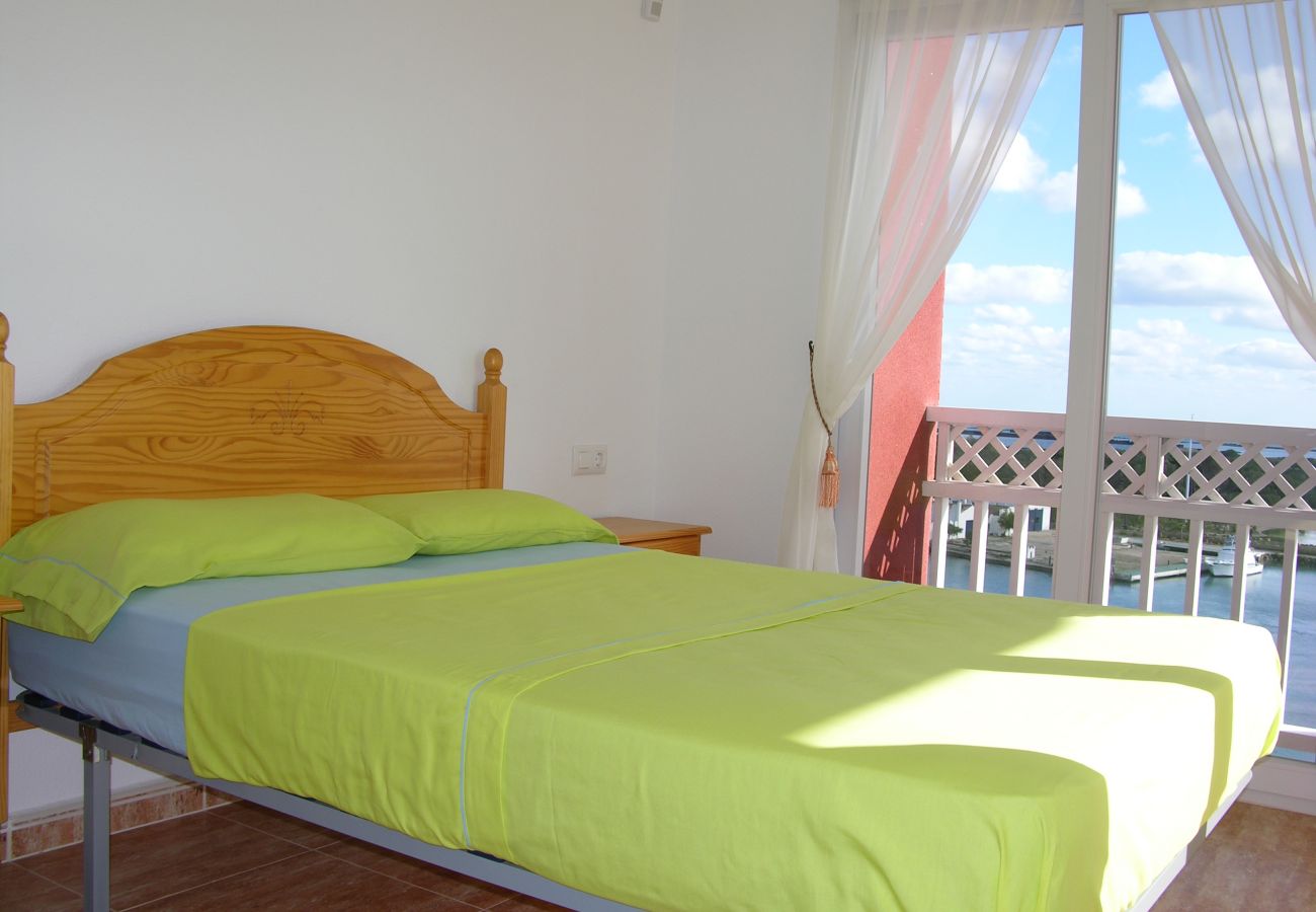 Dormitorio doble con bonitas vistas desde su balcón - Resort Choice