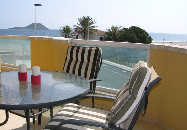 Amplio balcón con mesas y sillas y bonitas vistas - Resort Choice
