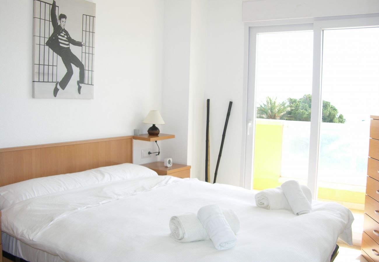 Dormitorio con cama doble con mobiliario moderno - Resort Choice