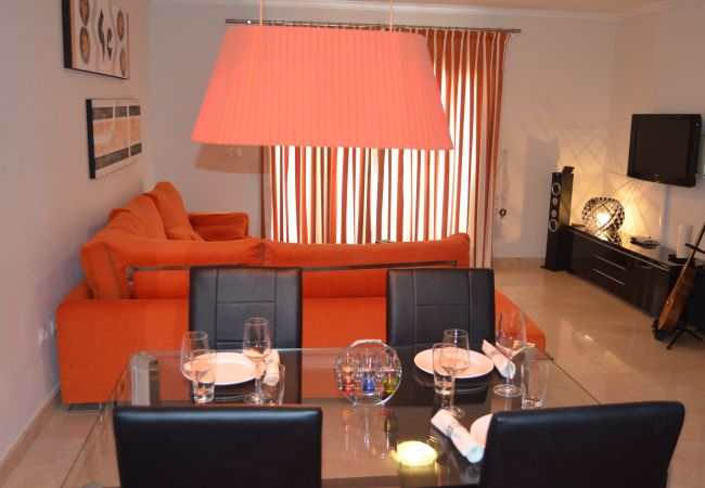 Precioso salón bien amueblado con TV y mobiliario moderno - Resort Choice
