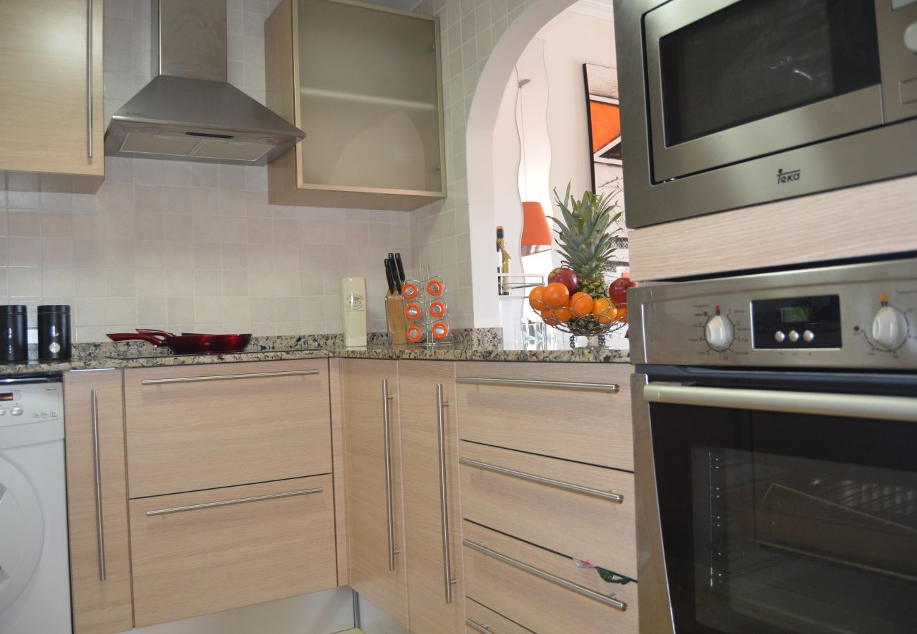 Gran cocina con electrodomésticos modernos - Resort Choice