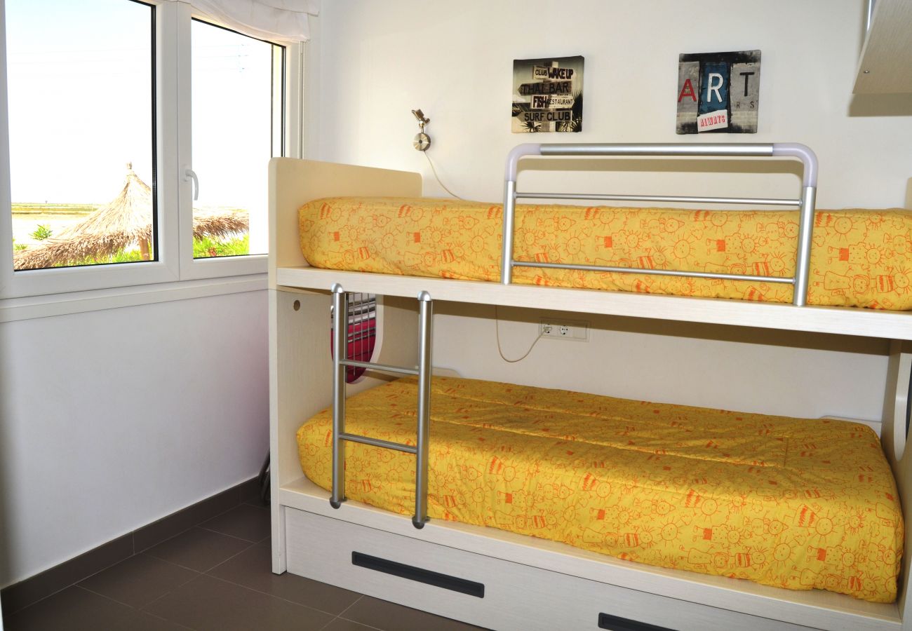 Dormitorio con literas para niños con bonito interior - Resort Choice