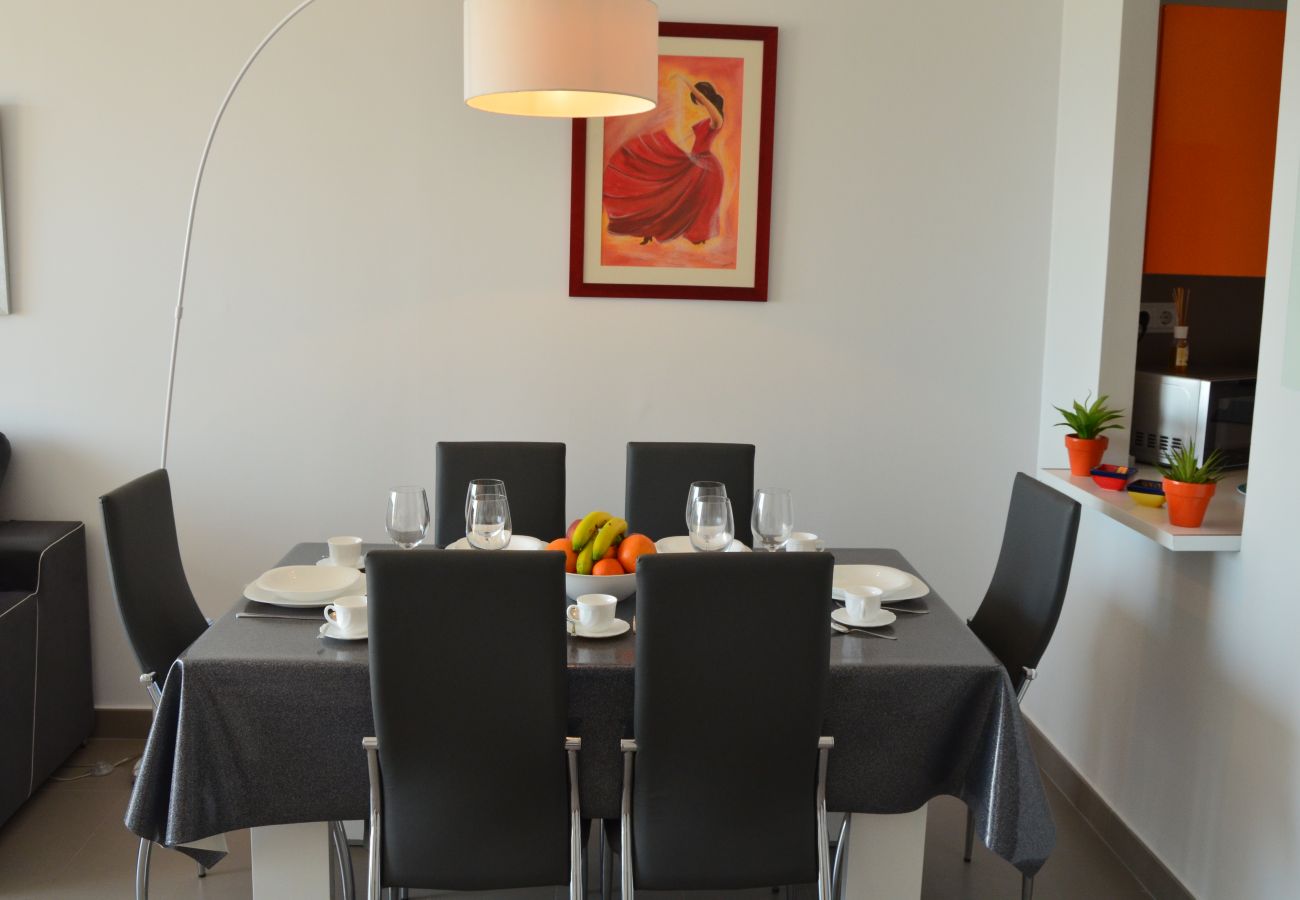 Gran comedor con buen mobiliario moderno - Resort Choice