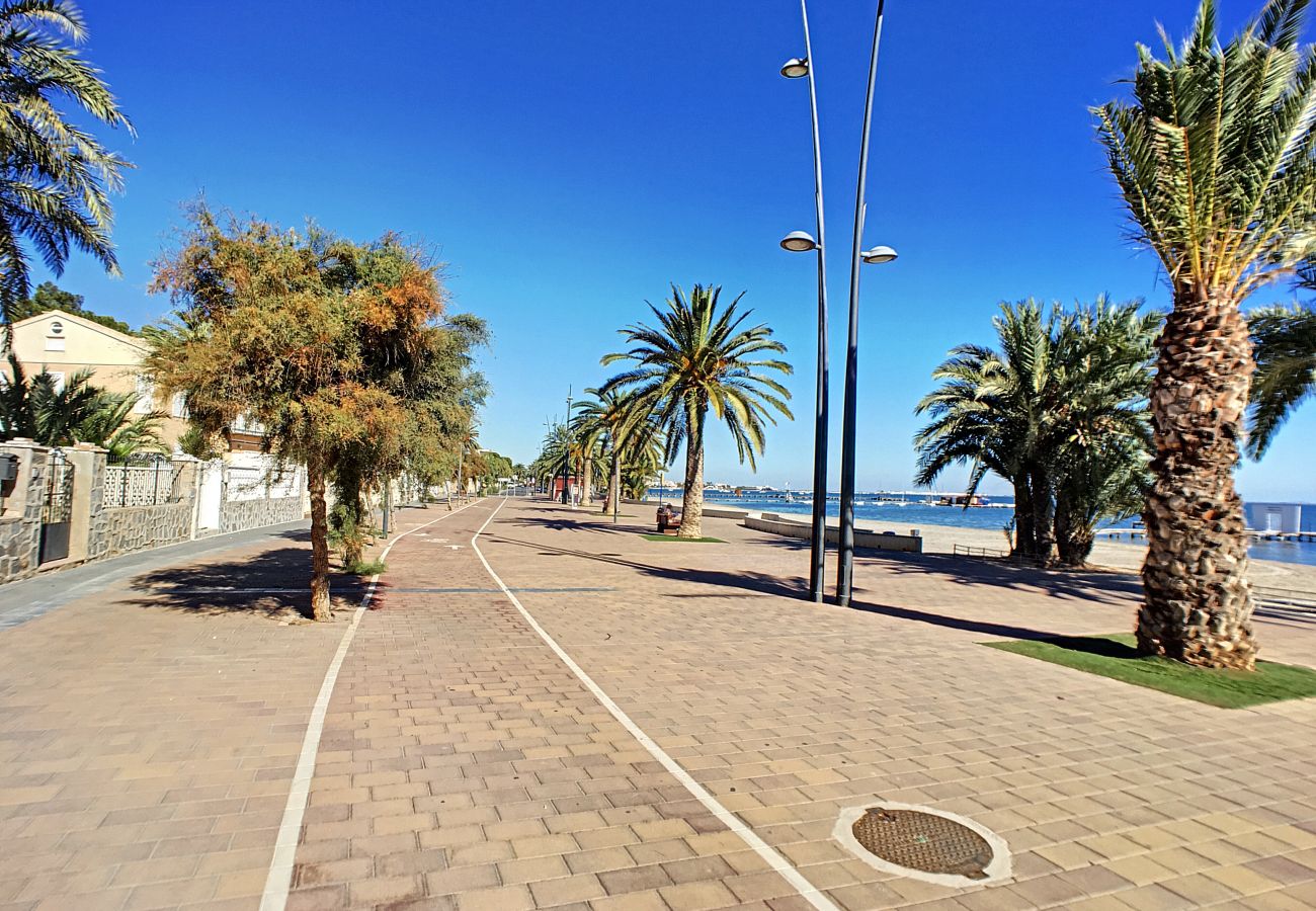 Paseo largo junto a la playa en Santiago de la Ribera para pasear