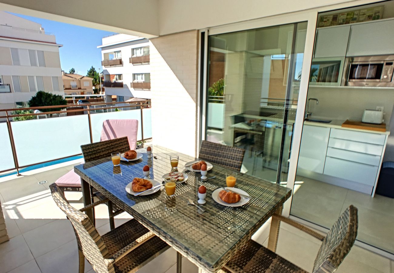 Precioso apartamento con balcón grande y moderno bien equipado