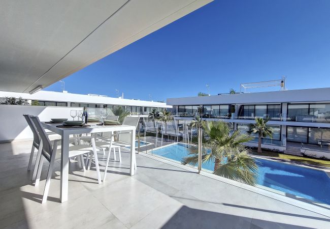 Ático moderno con piscina comunitaria, parking y wifi en Mar de Cristal