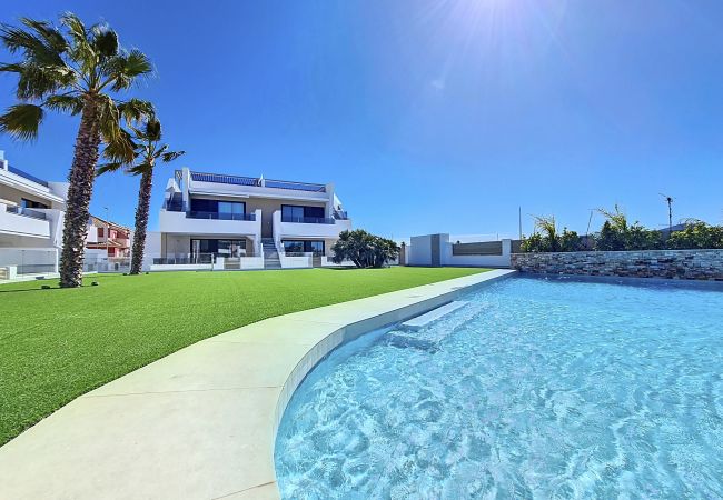El apartamento La Llana Beach junto a la piscina está situado en Mar De Cristal.