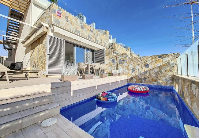 Villa moderna con piscina privada en Los Alcázares, cerca del Mar Menor.