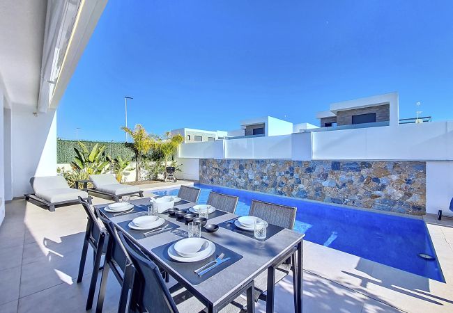 Villa moderna con piscina privada, patio, Wi-Fi, Smart TV, cocina/salón/comedor de planta abierta, barbacoa y aparcamiento