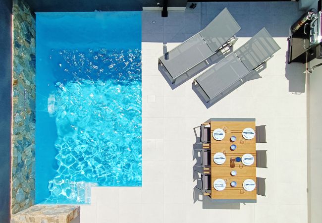 Villa moderna con piscina privada en Santiago de la Ribera.