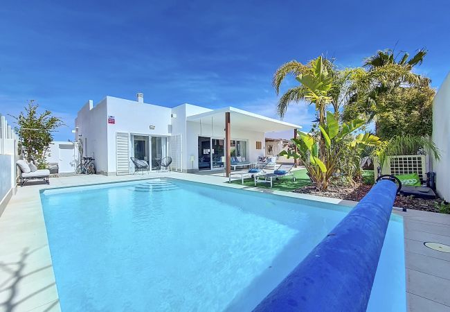 Villa moderna con piscina privada, jardín, parking y wifi en Mar de Cristal