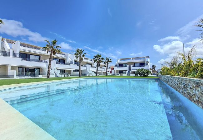 El apartamento La Llana Beach junto a la piscina está situado en Mar De Cristal.