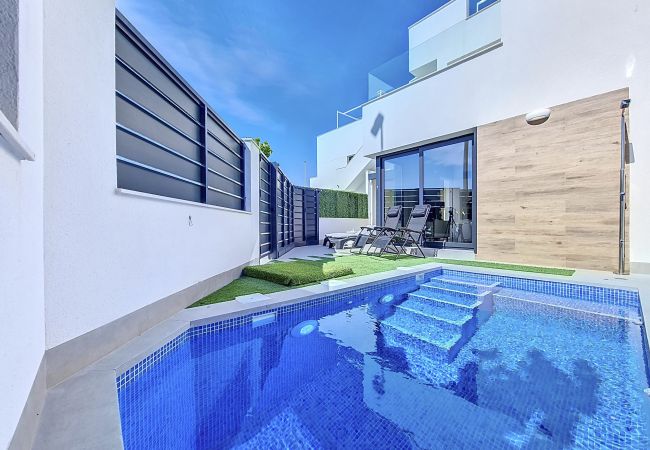 Villa moderna con piscina privada en Los Alcázares con vistas al mar del Mar Menor.